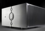 Amplificateur intégré Audio Analogue ABsolute en finition aluminium naturel vu de trois quarts, façade à grand bouton de volume central et flancs à ailettes de dissipation