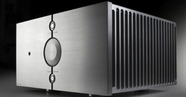 Amplificateur intégré Audio Analogue ABsolute en finition aluminium naturel vu de trois quarts, façade à grand bouton de volume central et flancs à ailettes de dissipation