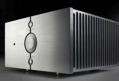 Amplificateur intégré Audio Analogue ABsolute en finition aluminium naturel vu de trois quarts, façade à grand bouton de volume central et flancs à ailettes de dissipation