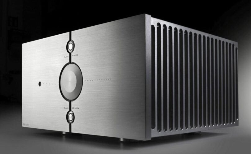 Amplificateur intégré Audio Analogue ABsolute en finition aluminium naturel vu de trois quarts, façade à grand bouton de volume central et flancs à ailettes de dissipation