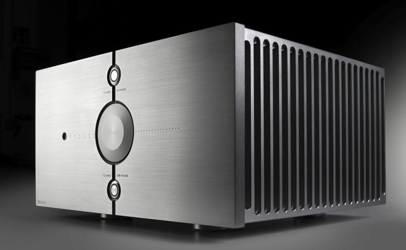 Amplificateur intégré Audio Analogue ABsolute en finition aluminium naturel vu de trois quarts, grand bouton de volume central et flancs à ailettes