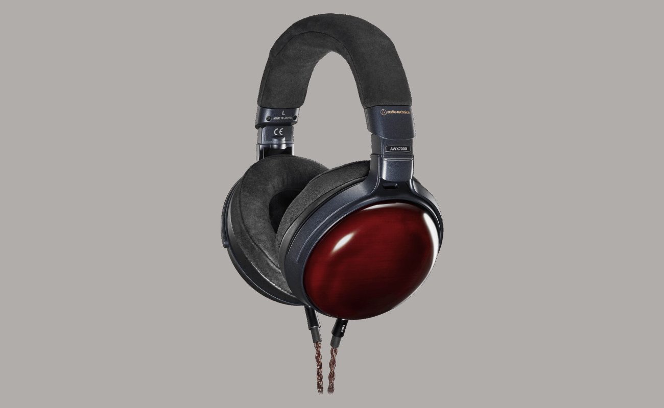Casque fermé Audio-Technica ATH-AWX7000 vu de trois quarts, coques en cyprès Kiso laqué rouge, arceau et coussinets noirs, câble tressé cuivre