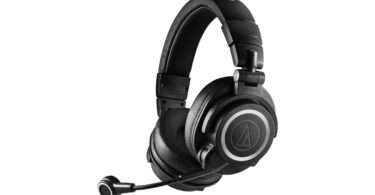 Casque fermé Audio-Technica ATH-M50xSTS-WL noir vu de trois quarts, avec sa perche de micro à condensateur abaissée