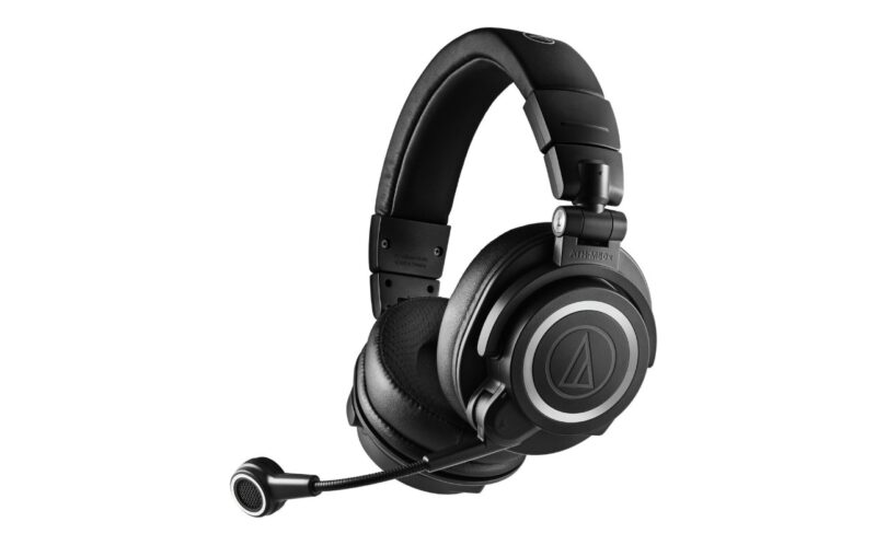 Casque fermé Audio-Technica ATH-M50xSTS-WL noir vu de trois quarts, avec sa perche de micro à condensateur abaissée