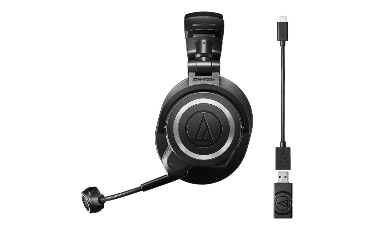Casque Audio-Technica ATH-M50xSTS-WL de profil avec sa perche micro, à côté de son dongle USB 2,4 GHz et de l adaptateur USB-C