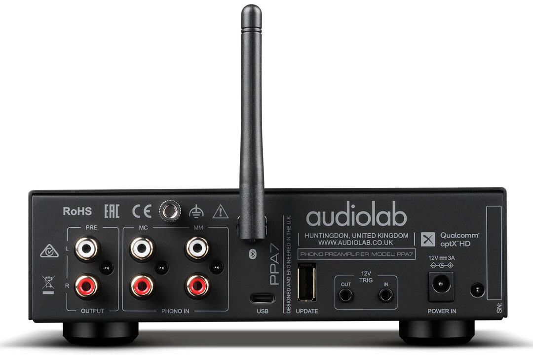 Face arrière de l'Audiolab PPA7 : entrées phono MC et MM séparées en RCA, sortie RCA, borne de masse, USB-C, USB-A de mise à jour, déclencheurs 12 V et alimentation 12 V 3 A