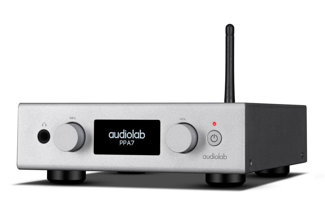 Audiolab PPA7 en finition argent, vue de trois quarts avec écran OLED, molettes de sélection et de volume, prise casque et antenne Bluetooth