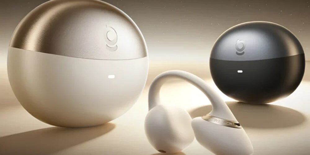 Écouteur open-ear à clip Baseus MC2 NC beige avec arceau en C et bague dorée, posé devant ses boîtiers de charge sphériques beige champagne et noir avec indicateur lumineux