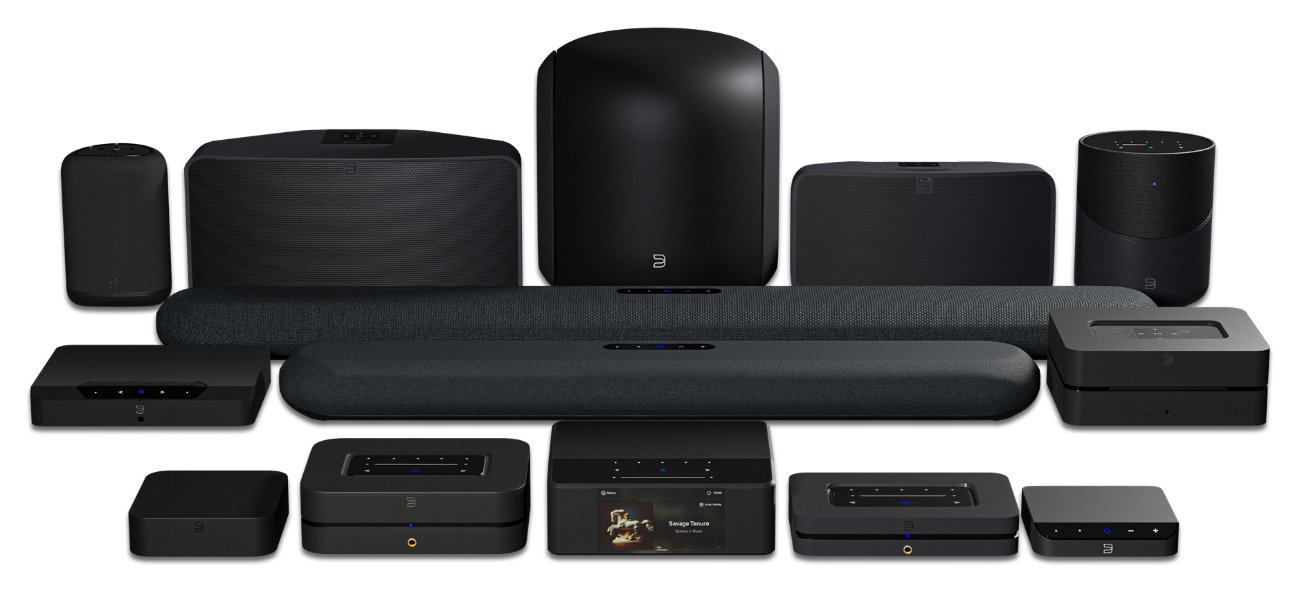 La gamme Bluesound 2026 en finition noire : enceintes sans fil Pulse, barres de son, caisson de basses, streamers et amplificateurs connectés, tous pilotés par BluOS