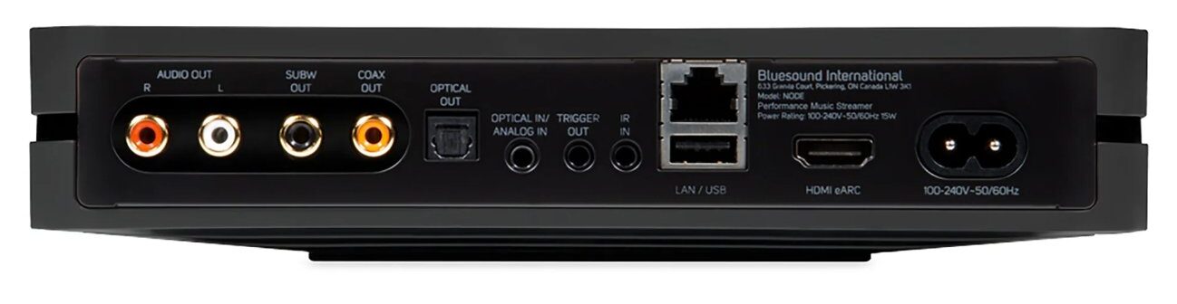 Face arrière du Bluesound NODE avec sorties audio RCA, sortie caisson, sorties numériques coaxiale et optique, entrée optique et analogique, trigger, port Ethernet, USB, HDMI eARC et alimentation