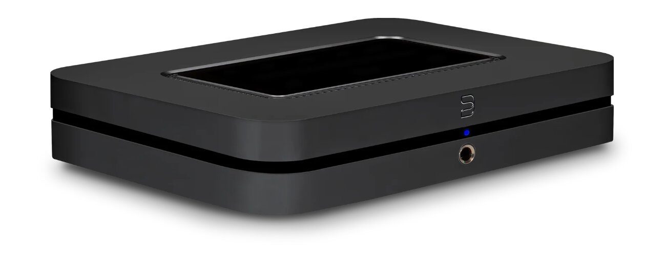 Streamer réseau Bluesound NODE noir vu de trois quarts sur fond blanc, avec surface tactile sur le dessus, logo Bluesound et prise casque en façade