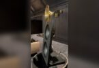 Enceinte active open baffle Bombard OB1 avec pavillon en laiton du tweeter à chambre de compression, deux haut-parleurs de grave de 15 pouces sur baffle noir en bois brûlé yakisugi et socle rond