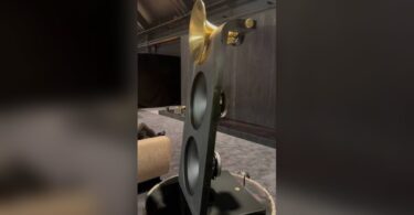 Enceinte active open baffle Bombard OB1 avec pavillon en laiton du tweeter à chambre de compression, deux haut-parleurs de grave de 15 pouces sur baffle noir en bois brûlé yakisugi et socle rond
