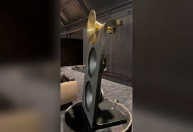 Enceinte active open baffle Bombard OB1 avec pavillon en laiton du tweeter à chambre de compression, deux haut-parleurs de grave de 15 pouces sur baffle noir en bois brûlé yakisugi et socle rond