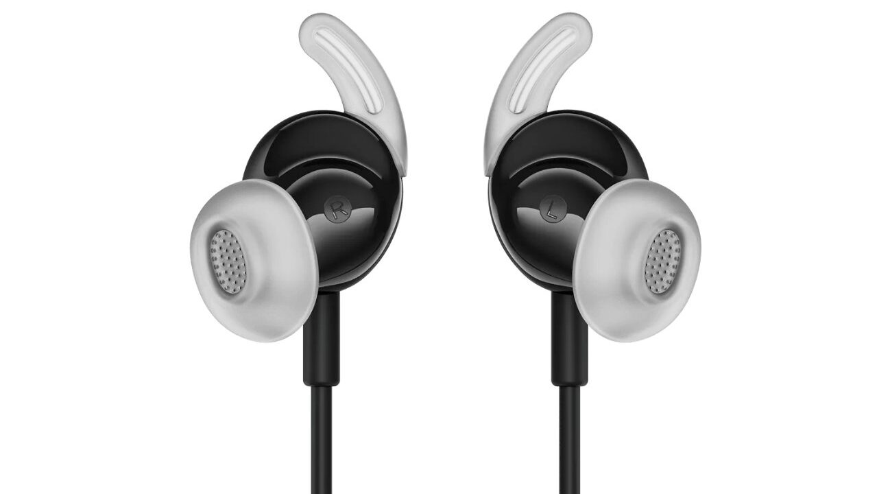Vue de face des Bose Noise Cancelling Wired Earbuds noirs montrant les embouts silicone ovales et les ailettes de stabilité translucides qui assurent l'étanchéité de la réduction de bruit