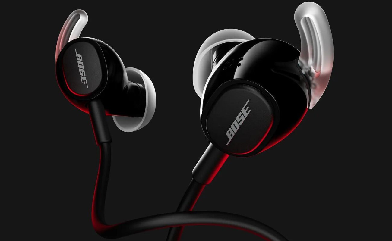 Écouteurs intra-auriculaires filaires Bose Noise Cancelling Wired Earbuds en finition noire sur fond sombre, avec ailettes de stabilité translucides, embouts silicone et câble USB-C