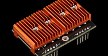 Module de sortie IEM discret en classe A de Burson Audio, double mono, avec dissipateur orange à ailettes et connecteurs enfichables