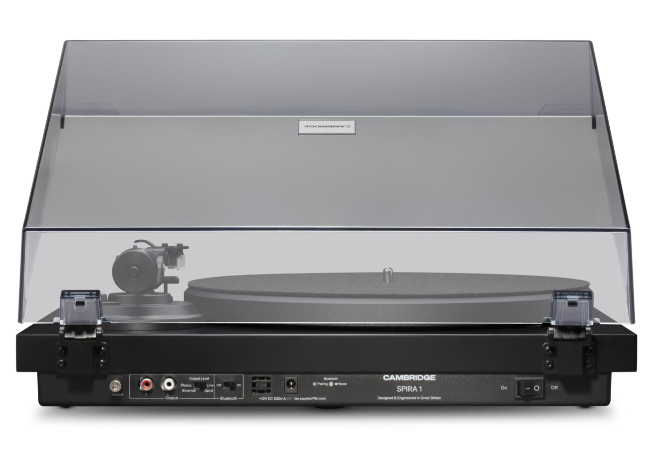 Face arrière de la platine Cambridge Audio Spira : borne de masse, sorties RCA, sélecteur phono ou ligne, interrupteur Bluetooth avec voyant d'appairage, prise d'alimentation 12 V