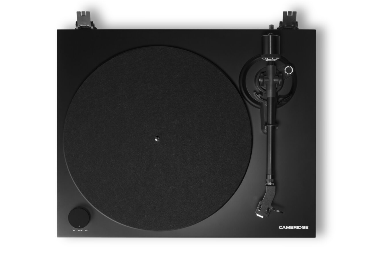 Cambridge Audio Spira noire vue de dessus : plateau acier avec feutrine, bras droit aluminium avec contrepoids et antiskating, cellule AT3600L, bouton de vitesse à l'avant gauche