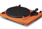 Platine vinyle Cambridge Audio Spira orange vue de trois quarts : plateau acier recouvert de feutrine, bras droit aluminium, cellule Audio-Technica AT3600L et bouton de vitesse 33/45 tours