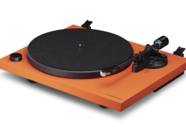 Platine vinyle Cambridge Audio Spira orange vue de trois quarts : plateau acier recouvert de feutrine, bras droit aluminium, cellule Audio-Technica AT3600L et bouton de vitesse 33/45 tours