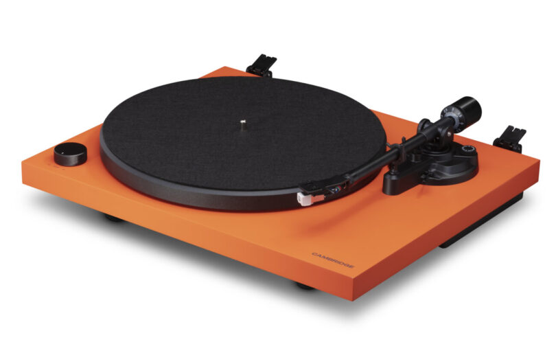 Platine vinyle Cambridge Audio Spira orange vue de trois quarts : plateau acier recouvert de feutrine, bras droit aluminium, cellule Audio-Technica AT3600L et bouton de vitesse 33/45 tours