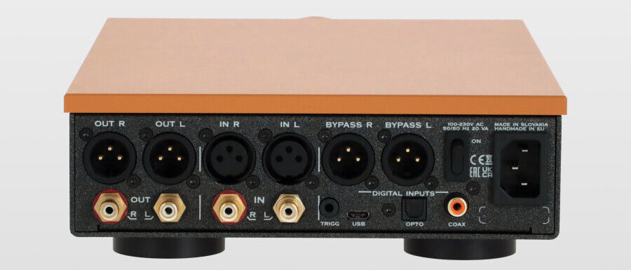 Face arrière du Canor Crius H5S : sorties XLR et RCA, entrées XLR et RCA, sorties bypass XLR, trigger, USB, optique, coaxial et prise secteur