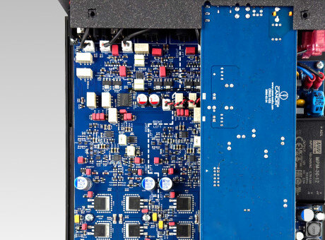 Vue intérieure du Canor Crius H5S : carte principale garnie de composants discrets et carte DAC séparée