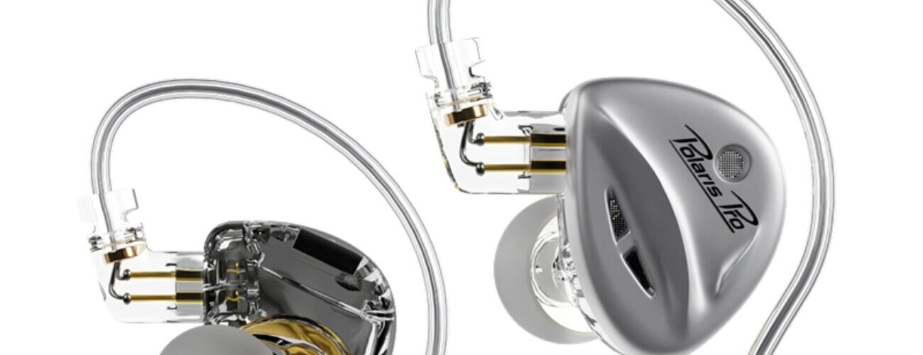 Intra-auriculaires CCA Polaris Pro en finition argent et noire, coque translucide laissant voir le transducteur dynamique 10 mm double aimant, câble à crochets d'oreille et connecteurs 2 broches