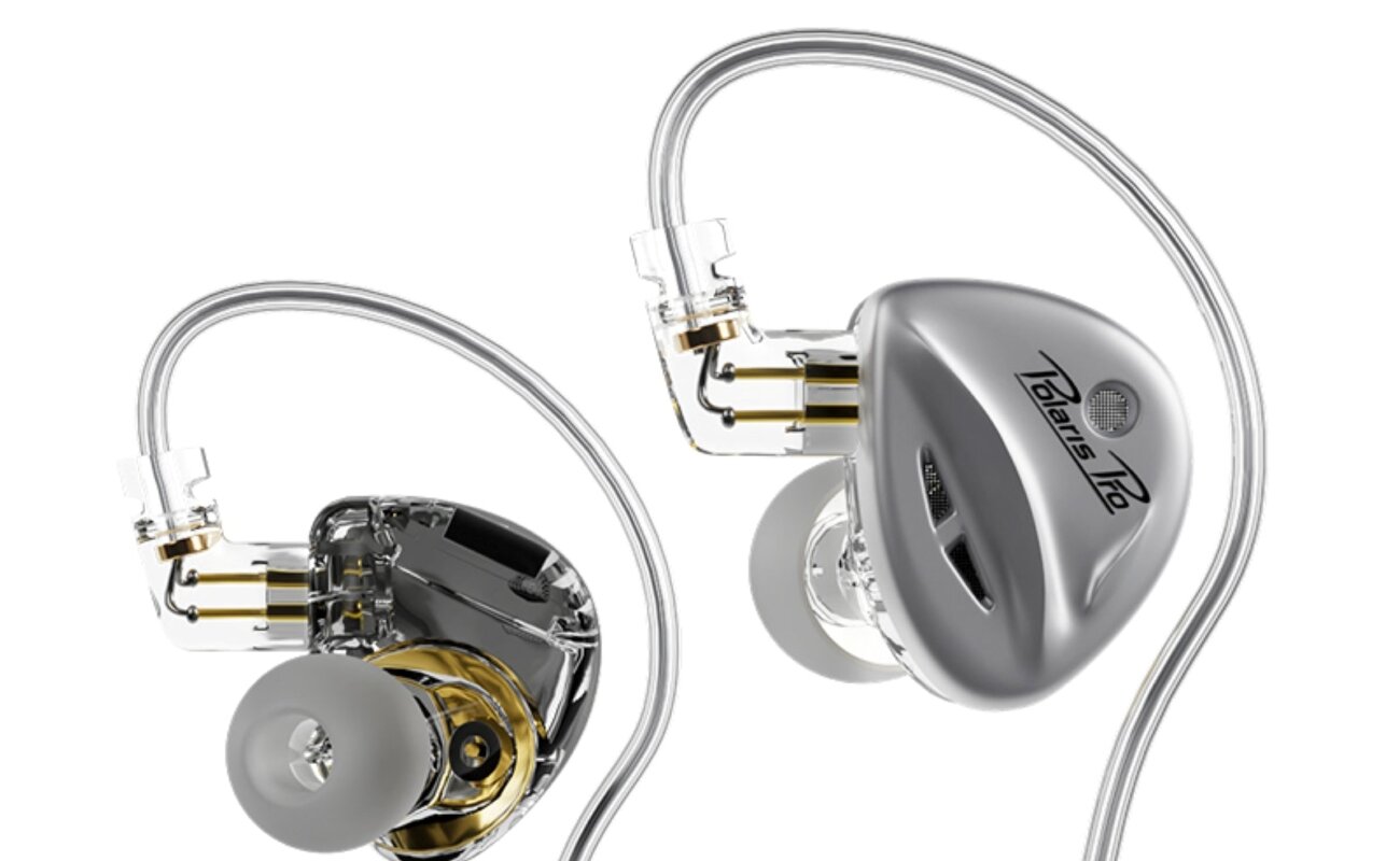 Intra-auriculaires CCA Polaris Pro en finition argent et noire, coque translucide laissant voir le transducteur dynamique 10 mm double aimant, câble à crochets d'oreille et connecteurs 2 broches