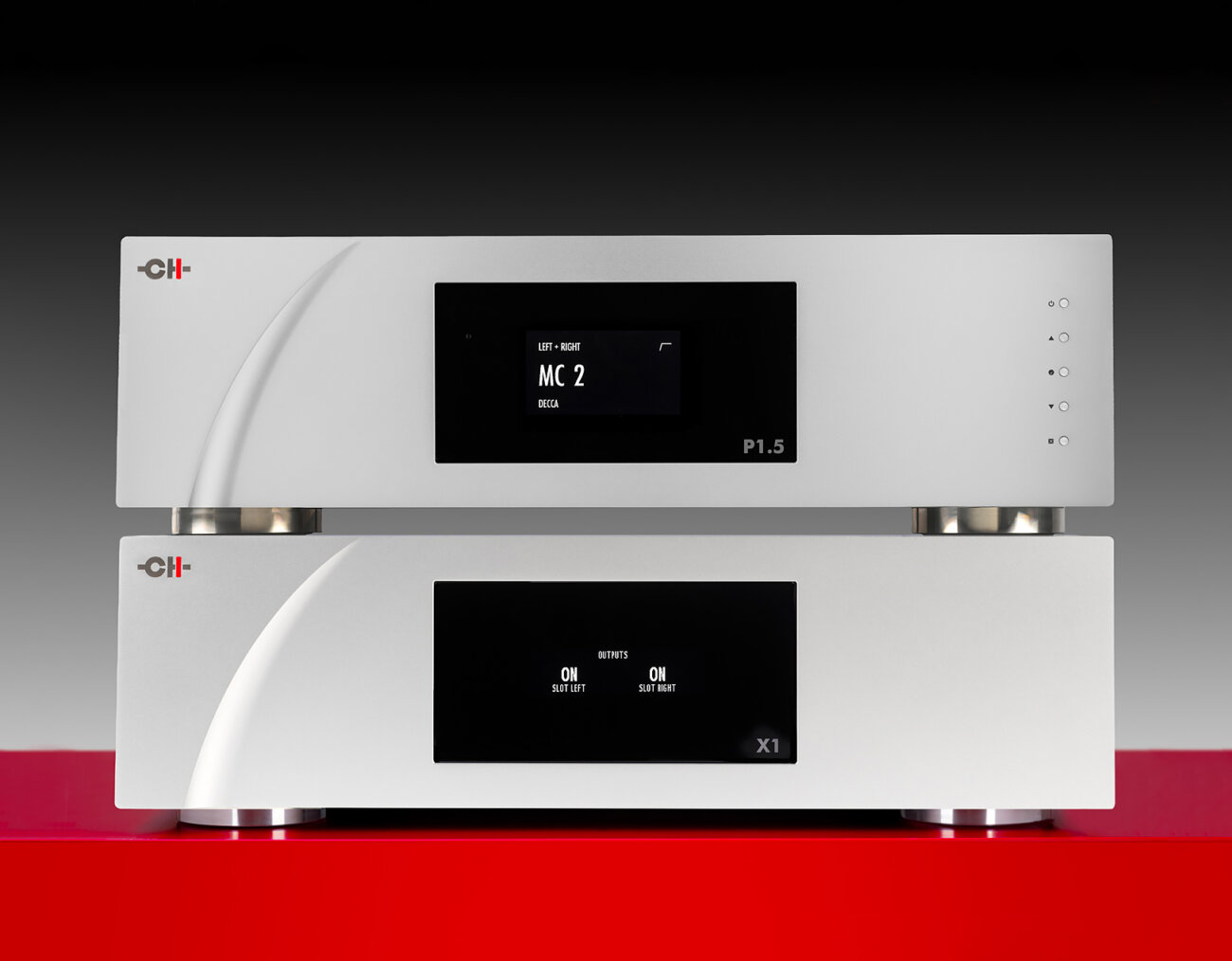 Préampli phono CH Precision P1.5 posé sur son alimentation externe X1, deux châssis argent avec écrans AMOLED en façade