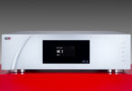 Préampli phono CH Precision P1.5 en finition argent vu de face, écran AMOLED affichant l'entrée MC 2, boutons de commande à droite et pieds en aluminium