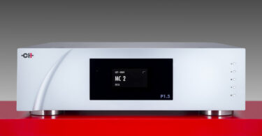 Préampli phono CH Precision P1.5 en finition argent vu de face, écran AMOLED affichant l'entrée MC 2, boutons de commande à droite et pieds en aluminium