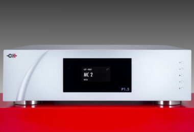 Préampli phono CH Precision P1.5 en finition argent vu de face, écran AMOLED affichant l'entrée MC 2, boutons de commande à droite et pieds en aluminium