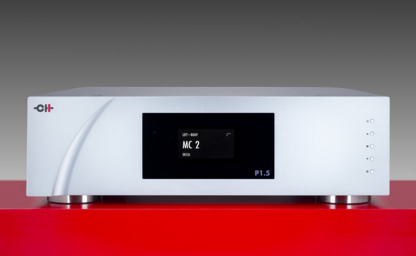 Préampli phono CH Precision P1.5 en finition argent vu de face, écran AMOLED affichant l'entrée MC 2, boutons de commande à droite et pieds en aluminium