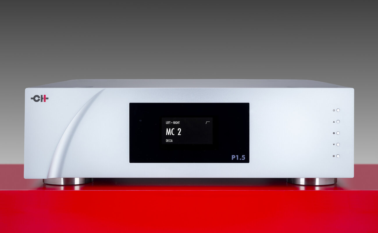 Préampli phono CH Precision P1.5 en finition argent vu de face, écran AMOLED affichant l'entrée MC 2, boutons de commande à droite et pieds en aluminium