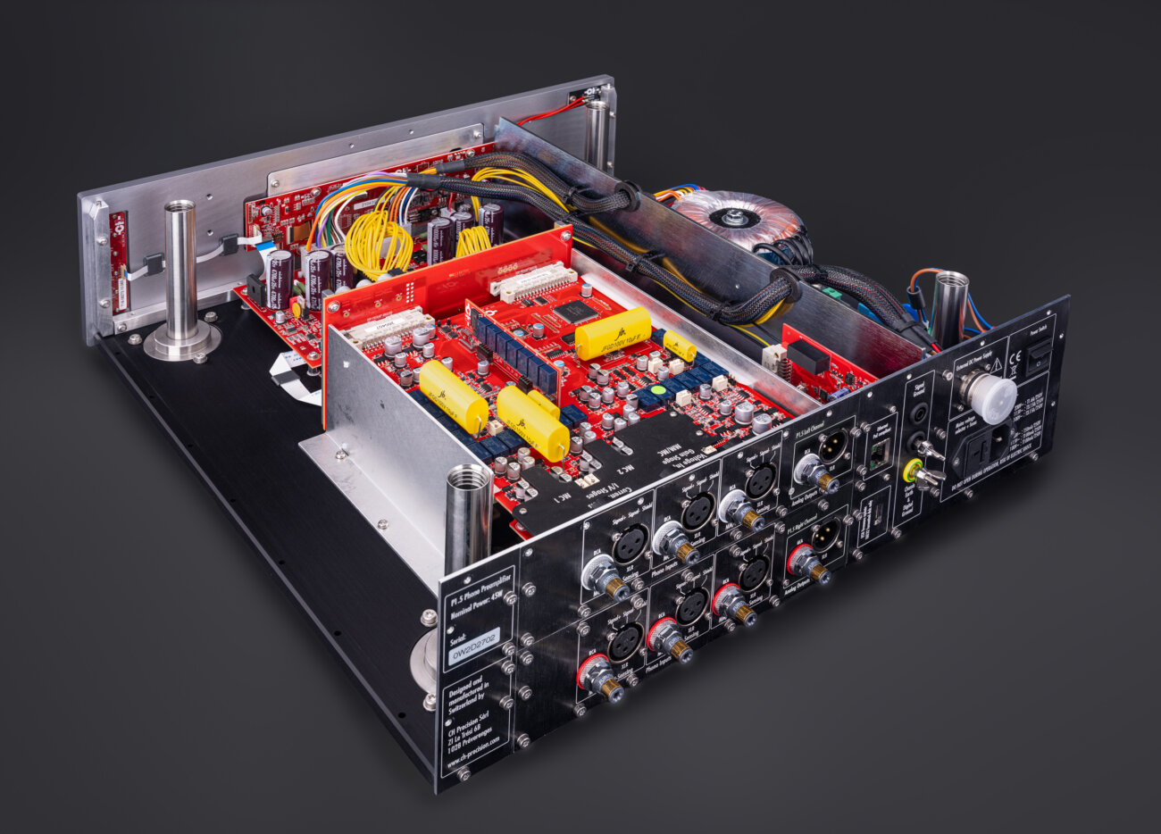Intérieur du préampli phono CH Precision P1.5 capot retiré : cartes d'entrée rouges enfichables, condensateurs film jaunes, alimentation interne et panneau arrière