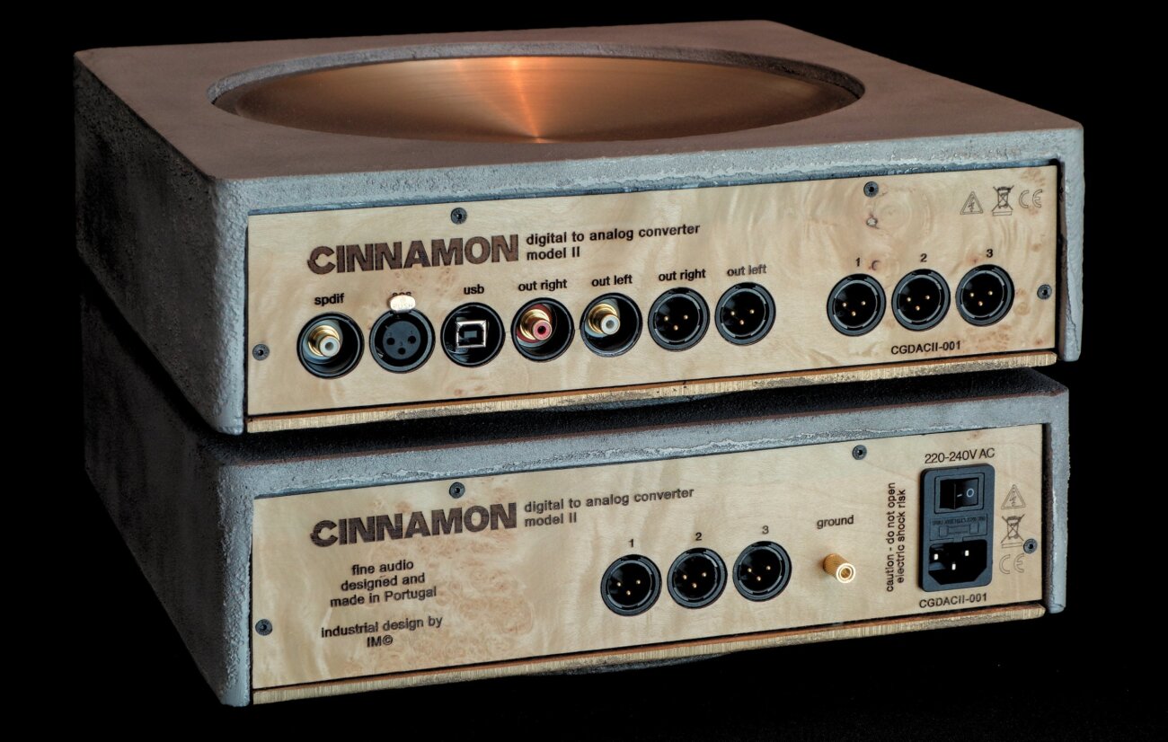 Face arrière du Cinnamon Galle DAC Model II : panneau en loupe de bois, entrées S/PDIF et USB, sorties RCA et XLR, trois liaisons d'alimentation vers le châssis inférieur avec prise secteur et borne de masse