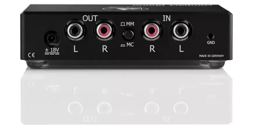 Face arrière du préampli phono Clearaudio Compact Phono noir avec prise d'alimentation ±18 V, sorties RCA OUT, bouton de sélection MM/MC, entrées RCA IN, borne de masse GND et mention Made in Germany