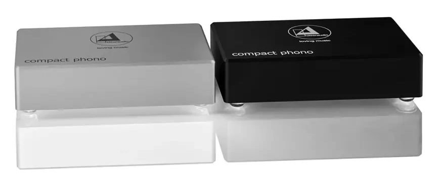 Deux préamplis phono Clearaudio Compact Phono côte à côte, l'un en aluminium argent et l'autre en noir, avec le logo clearaudio loving music et l'inscription compact phono, posés sur pieds découplants