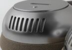 Oreillette du casque Bluetooth écoute TH2 en finition nickel avec coque métallique ajourée de fentes d'aération et coussinet en tissu beige