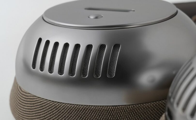 Oreillette du casque Bluetooth écoute TH2 en finition nickel avec coque métallique ajourée de fentes d'aération et coussinet en tissu beige