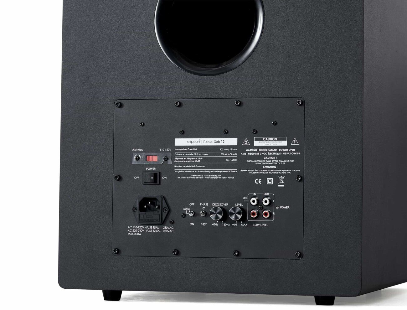 Face arrière de l'Elipson Classic Sub 12 : plaque d'amplification avec sélecteur de tension, interrupteur, veille automatique, phase 0 ou 180 degrés, coupure de 40 à 160 Hz, niveau, entrées LFE et RCA et sorties RCA, sous l'évent bass-reflex