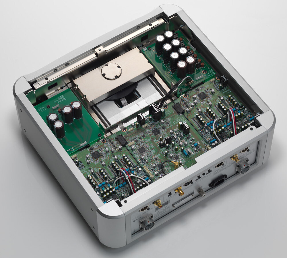 Vue intérieure de l'Esoteric Grandioso K1XE capot retiré : étage supérieur avec mécanique VRDS-ATLAS au centre et cartes audio du DAC discret de part et d'autre