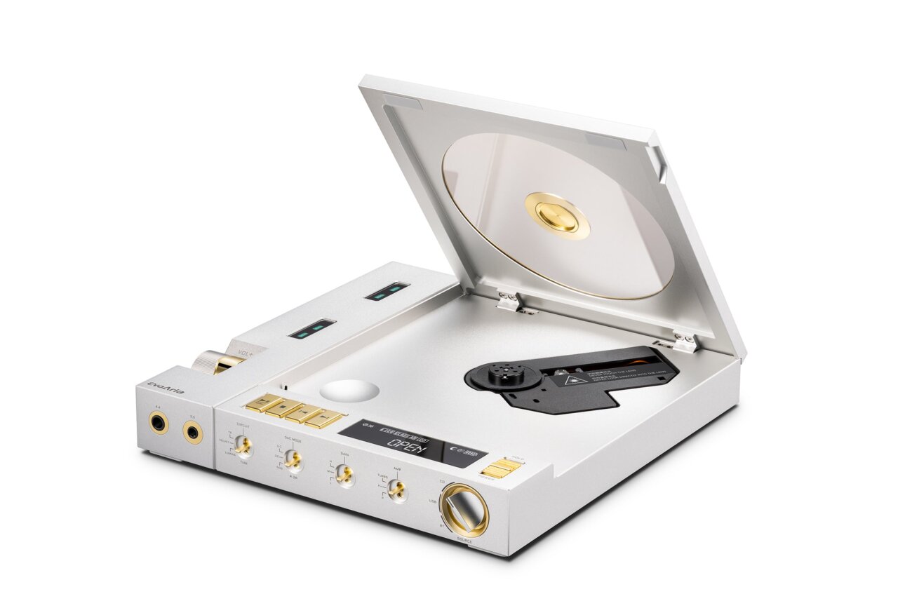 EvoAria Evo Era capot ouvert, mécanique CD à chargement par le dessus visible, façade avec sorties casque 4,4 et 3,5 mm, molettes et écran
