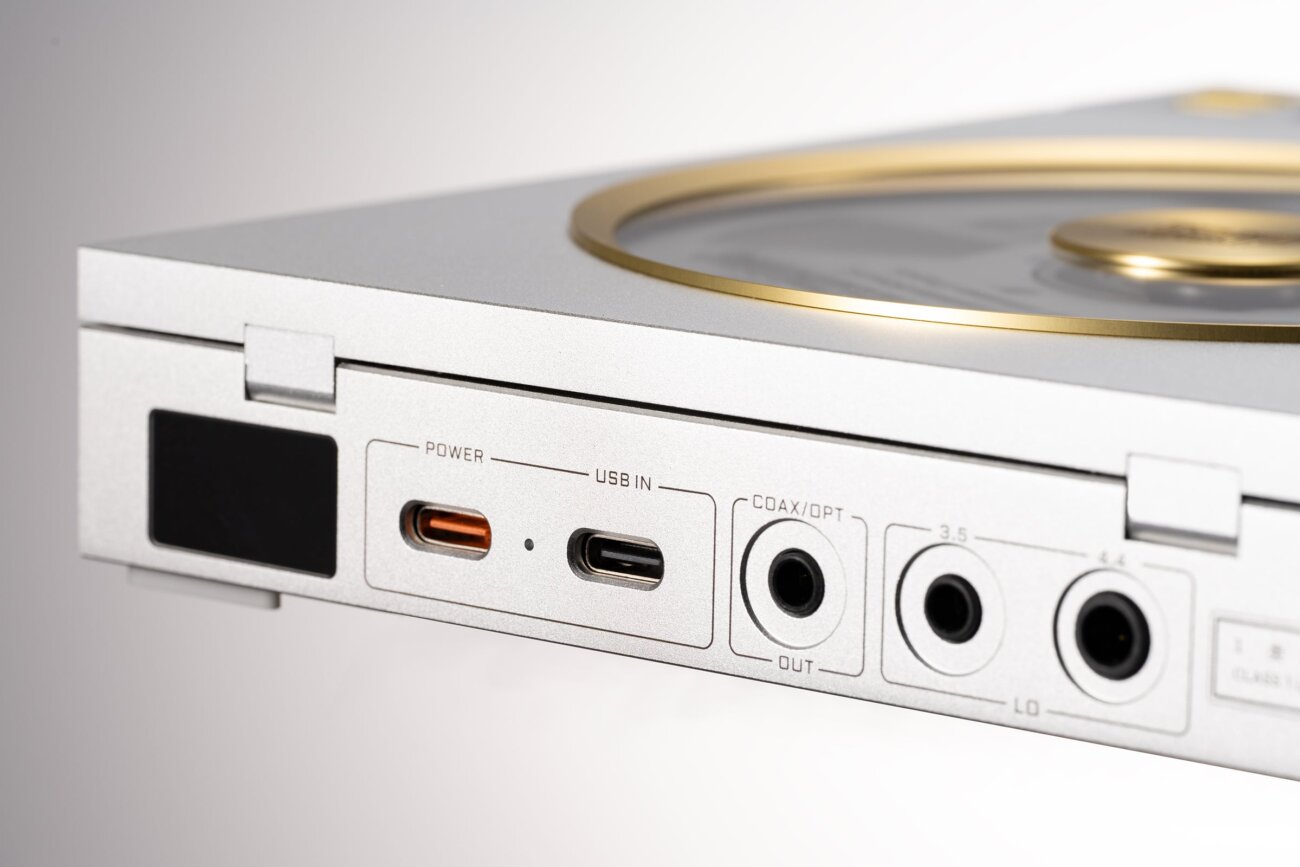 Connectique arrière de l'EvoAria Evo Era : USB-C d'alimentation, USB-C d'entrée audio, sortie numérique coaxiale et optique, sorties ligne 3,5 et 4,4 mm