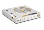 EvoAria Evo Era vu de trois quarts : lecteur CD transportable en aluminium argent avec fenêtre circulaire dorée, écran, quatre touches dorées, molettes Circuit, DAC Mode, Gain et sorties casque 4,4 et 3,5 mm