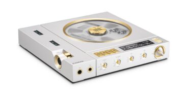 EvoAria Evo Era vu de trois quarts : lecteur CD transportable en aluminium argent avec fenêtre circulaire dorée, écran, quatre touches dorées, molettes Circuit, DAC Mode, Gain et sorties casque 4,4 et 3,5 mm