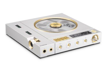 EvoAria Evo Era vu de trois quarts : lecteur CD transportable en aluminium argent avec fenêtre circulaire dorée, écran, quatre touches dorées, molettes Circuit, DAC Mode, Gain et sorties casque 4,4 et 3,5 mm