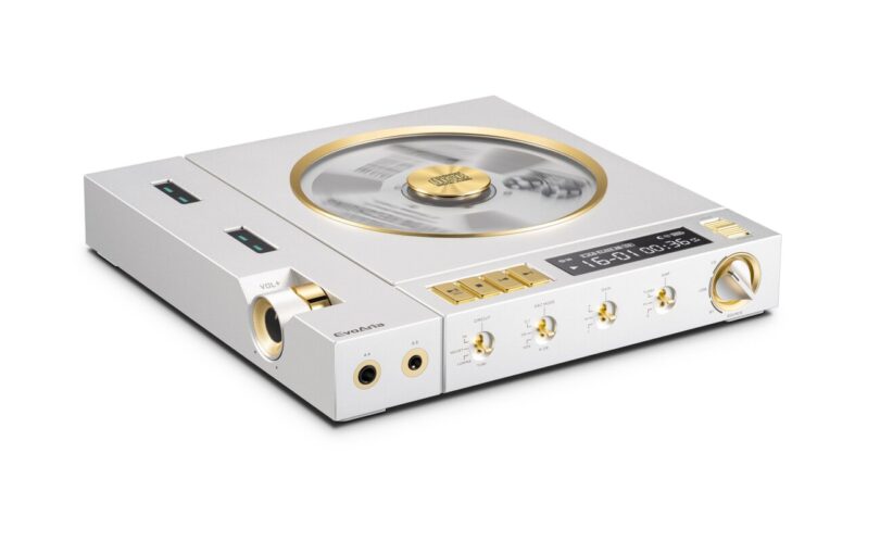 EvoAria Evo Era vu de trois quarts : lecteur CD transportable en aluminium argent avec fenêtre circulaire dorée, écran, quatre touches dorées, molettes Circuit, DAC Mode, Gain et sorties casque 4,4 et 3,5 mm